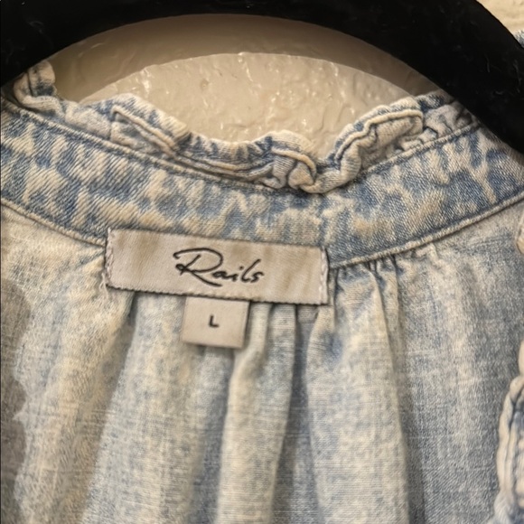 Women's Rails Ruthie Denim Ruffle Sleeve Top Acid Wash Chambray size large - Picture 3 of 8